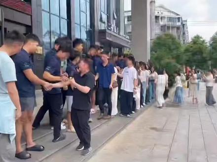由于天气原因涨水了,麻阳龙舟公开赛取消了,真的很遗憾,但是我们的乡情依然很浓烈,短暂的相聚,让我们感受到了广西人的团结一心,一声声啊姐叫的倍感亲切,期待我们明年再见喽