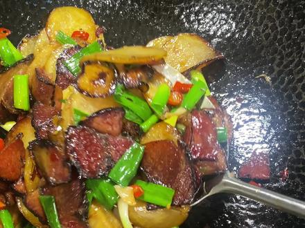 腊肉土豆片,真的巨巨好吃,快去试试~#腊肉土豆片家常做法 #腊肉吃法 #家乡美食 #美食推荐官 #好吃的下饭菜