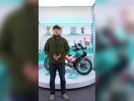 凯越机车竟然公开致歉了!这究竟是怎么回事? #凯越机车 #张雪机车 #致歉 凯越机车竟然公开致歉了!这究竟是怎么回事?原来是因为多门店直播间的一个标题,被网友认为是在内涵刚率队夺冠的张雪,引发了不小的争议。
据了解,凯越机车多门店直播间在使用标题“在你来之前,我们就已经是冠军了”时,被部分网友解读为对张雪的嘲讽。这一解读迅速在网络上发酵,引发了广泛讨论。对此,凯越机车迅速做出反应,发布致歉声明。声明中,凯越机车诚恳地向大家致歉,解释称由于直播标题字数限制,表述欠周全,导致了误解的产生,绝非针对张雪个人。同时,凯越机车也明确肯定了张雪在凯越初创期的重要地位,称其为灵魂人物,并表示从未否定过张雪的贡献与付出。原来,这个标题的本意是回击那些恶意否定凯越及国产机车成绩的言论,只是由于表述不当,才引发了这场风波。凯越机车也表示,后续将更加严谨地表达,避免类似事件再次发生。
凯越机车的这次致歉,不仅展现了其诚恳的态度,也让我们看到了一个企业应有的担当。对于这件事,你怎么看呢?快来评论区留言,一起讨论吧!