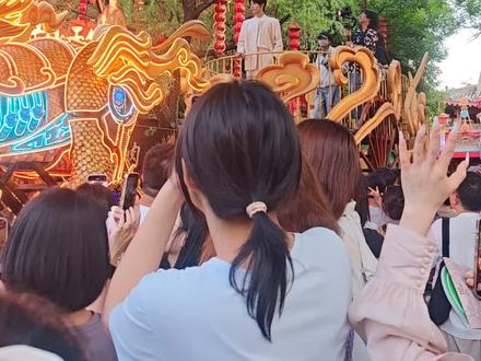 来清明上河园玩偶遇张庭睿!! 张庭睿!!
什么神仙运气啊,就来河南玩两三天第一天就遇到明星了!!!
无预谋纯偶遇 上一秒还在说要买羊肉串,下一秒花车就来了
第一次追的线下居然是他,还没粉过现在开始粉还来得及吗😍😍#花车巡游 #张庭睿 #清明上河园 #人山人海太热闹了 #河南