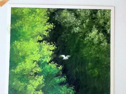 一分钟学会这幅深林白露 “总觉得春天要藏在绿色里,于是画了一片会呼吸的森林,和一只想飞就飞的鸟。”那天窗外的树绿得特别温柔,风一吹就晃成一片海,我突然想把这份安静留下来。不想画太满的风景,就留了一块深色的“缝隙”,让一只小白鸟落在这里——像我们偶尔想躲进自己的小世界,又随时能展翅出发。
🎨 绘画技巧分享:
1. 底色铺色:用深绿+墨绿叠涂出暗部,再用嫩绿+橄榄绿点出亮面,用油画棒侧锋蹭出树叶的肌理感,别涂太匀,留一点斑驳才像真实的树叶。
2. 层次叠加:亮部用刮刀刮出细碎的色块,模拟阳光穿过树叶的光斑,暗部用黑色轻轻扫几笔,增加森林的纵深感。
3. 小鸟点睛:白色油画棒捏成细条,先勾出翅膀轮廓,再用刮刀挑出羽毛的纹理,最后点一点浅灰,让小鸟在深绿里更灵动。
💌 想表达的情绪:
这只鸟不是在赶路,是在“停驻”。就像我们偶尔需要躲进自己的小森林,不用急着向前,安静待着也是一种力量。愿你也能找到自己的那片绿,和随时可以起飞的勇气。#跟着抖音学画画 #青年创作者成长计划