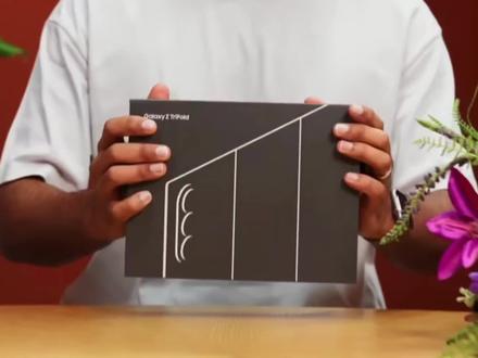 开箱三星三折叠屏,结果才发现:华为用力过猛了!