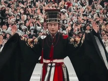 成毅又请客了!新剧《两京十五日》杀青,现场不限量请粉丝喝奶茶,“每个人都有,不够再买”。#成毅 #两京十五日 #钱江文娱