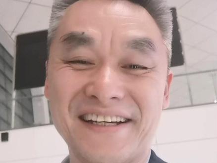 “覃”这个字念Qin,不是念“Tan”,请勿念