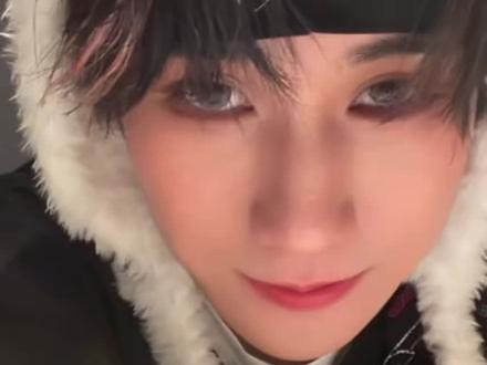 喜欢真源这么多年第一次听见他这么袒露自己的心理,前段时间身体状态不好加上选曲临时被改,依旧能将四天的舞台完成的特别好最好,你当时面对的压力没人能知道,除了震撼你的超高专业水平外就是心疼,连续两次和我们倾诉,真的让我觉得我们和你的距离越来越近,心越来越近,我觉得特别幸福,此时的你和我没有时差,你的情绪我能感受到,我能懂你,我也最爱你!@时代少年团-张真源 #张真源 #演唱会 #时代少年团广州演唱会 #被此男萌晕特别