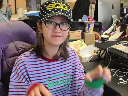 随机抓上海打工人,新年都做什么美甲? #新年美甲 #美甲推荐 #办公室采访 #过年回家#放假前奏