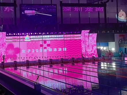 全运会游泳赛女子 200 米仰泳决赛,14 岁神童横空出世,新老三代同台~彭旭玮凭借中后程的统治力,100 米至 150 米分段游出全场最快的 32.63 秒,成功卫冕冠军,成为 2010 年以来首位实现 “两连冠” 的选手!26 岁柳雅欣则以最后 50 米 32.42 秒的冲刺逆袭获亚军~领奖台上又见10后选手登上领奖台!小将杨偌熙首次参加全运会就摘铜,50 米分段更是以 29.90 秒飙到全场第一,爆发力直接拉满~新老三代选手跨越 12 岁的同台竞技,既是传承也是希望~十五运会游泳赛~深圳大运中心游泳馆~#仰泳 #彭旭玮 #柳雅欣 #杨偌熙 #全运会游泳赛 @彭旭玮_🐰 @柳雅欣~