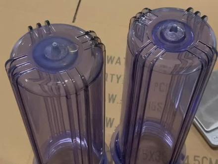 PET滤水器瓶,出现发白气泡,多因冷水机功率小、模温高于35度、烘干不充分。模具设计冷却不合理,连续生产时,需一个预烘干料干燥机。