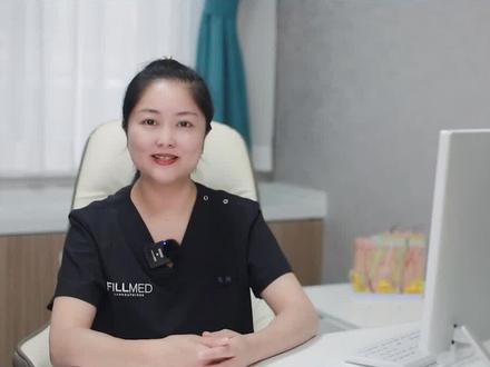 口腔溃疡是一种常见的口腔黏膜疾病,目前在我国发病率较高。我国2012年发布的《复发性阿弗他溃疡诊疗指南(试行)》显示,10%~25%的人群患有复发性口腔溃疡,好发年龄为 10~30 岁。女性患病率一般高于男性,一年四季均可发病。
口腔溃疡多见于唇内侧、舌头、舌腹、颊黏膜、前庭沟、软腭等部位,这些部位的黏膜缺乏角质化层或角化较差。舌头溃疡指发生于舌头、舌腹部位的口腔溃疡。
口腔溃疡发作时疼痛剧烈,局部灼痛明显,严重者还会影响饮食、说话,对日常生活造成极大不便;可并发口臭、慢性咽炎、便秘、头痛、头晕、恶心、乏力、烦躁、发热、淋巴结肿大等全身症状#医学科普 #口腔溃疡小妙招