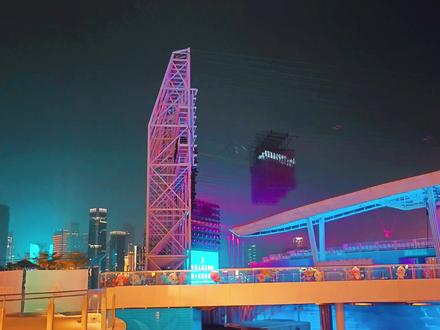 #全运会 #全运会闭幕式 #欢乐港湾 #灯光秀 #城市夜景 十五运会闭幕式玩太大!深圳要搞全球首个“城市全景”闭幕,联排现场爆了!!
11月16日深圳前海欢乐剧场里,十五运会闭幕式的首次全流程联排悄悄“开箱”,却直接冲上热榜,6500多万人蹲守围观,这波期待值直接拉满。
和传统场馆闭幕式不一样,这次主办方把“舞台”直接搬到了城市里:以深圳的海天当幕布,用摩天楼和海岸线做背景板,要打造全球第一个“城市全景闭幕式”。
联排现场能看到,所有环节都紧扣“城市”这个核心——没有封闭场馆的限制,观众以后可能会在海边、楼宇间看到表演,连城市灯光都成了演出的一部分。
不少网友看完路透直呼“像看一场城市级的电影”,还有人调侃“以后闭幕式不用抢票,站阳台就能看”。这场把城市变成舞台的闭幕式,到底会玩出什么新花样,已经成了全网最盼的“开盲盒”时刻!!