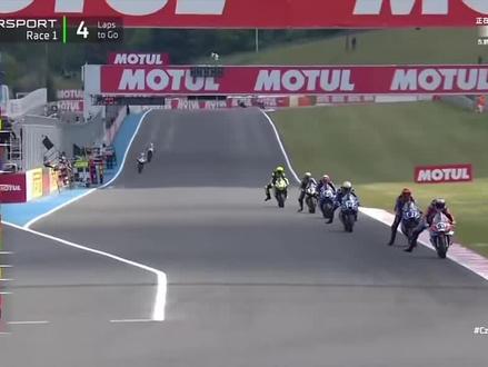 2026赛季世界超级摩托车锦标赛(WSBK)的赛程安排,张雪机车在5月16日(星期六)的比赛为捷克站WorldSSP组别的第一回合正赛。张雪在次夺得第四个冠军#摩托车 #张雪 #机车 #瓦伦丁德比斯 #中国制造