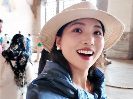 一个背包100天横穿中东8国30城、伊朗是第3站 伊朗的玫瑰宫碎了,圆明园会不会为此叹息?
去年,我从新疆塔县出发,用100天走完中东,8个国家,30座城市,从新疆塔县进入巴基斯坦,翻过开伯尔山口,在阿富汗寻找追风筝的人,感受巴米扬洞窟的忧伤,被班达米尔湖的蓝美到说不出话。然后在伊朗,撞见千年的波斯文明,玫瑰宫的璀璨,伊斯法罕的热情,设拉子灯王之墓的震撼,在伊拉克的底格里斯河畔等日落,在古巴比伦的废墟里播放周杰伦的《爱在西元前》,在巴格达凝视汉谟拉比法典,还有约旦的佩特拉古城,大马士革的玫瑰,伊斯坦布尔的蓝色清真寺,
一个背包,100天,8个国家,30座城。完成了我的中东穿越之旅。
2024年,我从云南坐火车去新加坡,穿越5国12城——从云南的西双版纳到,老挝的琅勃拉邦、泰国曼谷清迈普吉岛、一路南下前往马来西亚槟城吉隆坡马六甲,最后抵达花园城市新加坡。
2025年我又从北京坐火车去乌兰巴托,一路穿越贝加尔湖,抵达莫斯科,在北极圈追到了极光。
我探索世界的边界越来越大,我也越来越敢想。我想去南极,找不到同行人?那就一个人出发。飞了39个小时,终于抵达南极半岛。冰川、企鹅、鲸鱼,全都近在眼前。最疯的是,不会游泳的我,在0度的冰海里完成了南极跳水。
我从没想过,一个河南小镇出来的女孩,可以走这么远。走到中东,走到北极,走到南极。我胆子很小,很爱哭,但我还是走到了这里,所以看到伊朗的新闻,我会难过,会心痛,我会想起那些请我喝茶的人,会想起那些真诚的笑脸,但我也知道,世界很大。只要继续走,那些瞬间,会一直陪着我。
未来我也会去到更多地方,很期待和你们分享更多远方的美好
还有一句从没变过的愿望:
世界和平。