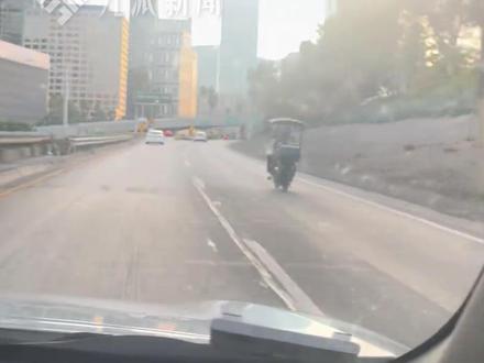 11月29日,#小哥澄清洛杉矶街头送饿了么外卖 :曾在国内当骑手,把外卖箱和电瓶车寄了过来,通过华人平台接单。