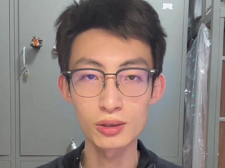 大一新生第一次期末周:备考流程,从懵到稳过90 一、认知:先看全局再紧张
1、把每门课的考试时间×内容×方式列成表,按难度排优先级
2、理工课(高数、线代)提前一个月多做题;通识课、政治考前一两周集中刷
3、期末前最后一节课一定要去+用 AI 录音笔记要点,补上自己听漏的“弦外之音”
二、资源:往年题才是硬通货
1、厚脸皮找学长学姐要往年题,多问几个人,渠道远大于想象
2、学校 BBS / 树洞 / 民间公众号 / 教学网 / 图书馆 / 打印店,全方位挖题
3、遇到没答案的题,用 AI 拍照解题+错题本功能,按错题智能巩固、定向出卷
三、团队:考试搭子
1、和志同道合的同学组“期末攻坚队”,共享资料与成果
2、分工负责不同 PPT 板块和题目,各自整理重点,最后合并一起背
3、既省力又增进友谊,让期末不再是一个人的硬扛
四、AI:用好时代红利
1、找不到往年题,就让 AI 按章节/知识点出模拟卷
2、给自己学校老师的 PPT 建知识库,只在考点范围内高效提问
—————————
这期视频是给第一次期末周的大一新生准备的备考闭环,希望能帮你稳稳扛过第一个期末
话题:#期末周 #大学期末 #学习效率 #大一新生 #AI工具