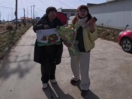 一只画笔,在宝鸡永利村画出天安门城楼,他同样满足了宝鸡周边老人小孩们看天安门的愿望,宝鸡金台永利村“天安门”本周六即将竣工,大家就可以带着父母娃娃去打卡#宝鸡天安门 #太白县 @罗飞的鸦 @抖音小助手