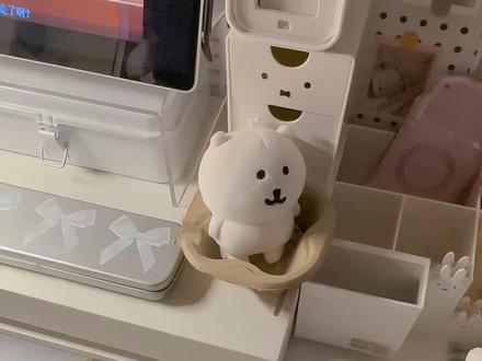 iPhone 5s轻松熊痛机改造教程
古早味满满超可爱
一、改造前准备
首先,准备一台使用了差不多一年的iPhone 5s,它可能存在一些胶印难以去除,不过这并不影响改造。然后准备改造所需的材料:轻松熊硅胶软壳,这种软壳造型可爱,能给手机增添童趣;还有像糖葫芦一样可爱的珠串挂饰;手机贴膜,选择那种可以上下都覆盖的款式,让手机屏幕更具个性;以及可爱的熊头按键贴。
二、改造步骤
1. 贴膜操作:先将手机屏幕清理干净,然后小心翼翼地将带有可爱图案的手机贴膜贴在屏幕上,确保贴膜平整,没有气泡。接着,把熊头按键贴贴在手机按键上,让按键也变得萌萌的。
2. 安装手机壳与挂饰:将手机放入轻松熊硅胶软壳中,然后把珠串挂饰通过按键的孔穿到手机上,这样挂饰就可以轻松挂在手机上了。
三、改造小插曲与成果
在改造过程中,发现轻松熊手机壳的底部会把部分贴纸遮住,不过整体看起来还是非常可爱的。改造完成后的iPhone 5s,搭配轻松熊元素,古早味满满,作为备用机真的很治愈,拿在手里也很吸睛。
#希望对大家有帮助