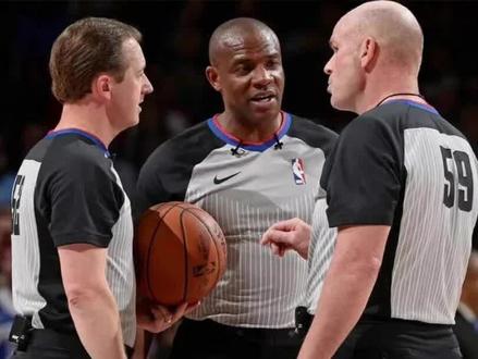 NBA0点几秒都能经常绝杀,在我们这1.8秒却不可能,看看这个裁判是怎么用常识判球的?#篮球 #抖音篮球季 #孟博龙