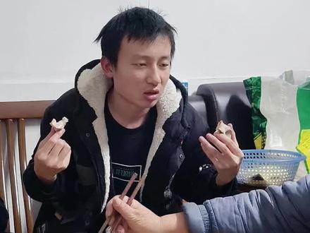 都问我老大是星宝为什么还要生二胎三胎,生二胎是因为我想要儿女双全,后来哥哥发现是星宝以后,我开始想,要是我和老公百年之后女儿会不会因为哥哥的原因被束缚被欺负,这个时候肯定会有人反驳说这样对弟弟不公平,好像他的出生就是为了照顾哥哥,可是我从来没有在他们面前说过他们必须要照顾哥哥,我也很明白的跟他们说过“哥哥是我和爸爸的责任,不是你们的,只要我活着一天就不需要你们照顾”。哥哥三岁之后才显现出和普通孩子的不同,那个时候妹妹已经出生几个月了,我和老公家都没有过特殊孩子,我俩也没有基因遗传病,周围的邻居朋友说我儿子不正常的时候我极力反驳,认为他只是调皮说话晚,他上了幼儿园以后我们也发现了他的不同,我们开始在广东各个医院奔跑,吃过药,针过灸,甚至还做过手术,手术以后才彻底认命。可是他一天天长大我开始担心以后我们不在了,哥哥一个人该怎么办?那个时候妹妹肯定已经嫁人了,不仅没有了爹娘还留下一个傻子哥哥,如果别人欺负哥哥她也无能为力,有了弟弟即使他不怎么管哥哥,只要有这么一个人存在别人就不敢肆无忌惮的欺负哥哥,妹妹也不用因为哥哥被束缚,我不知道我的想法对不对,但是我从不后悔生三胎,我也在努力的不让他们做留守儿童,日子虽清贫但却幸福#真实生活分享官 #我的抖音生活日记 #星宝爽爽