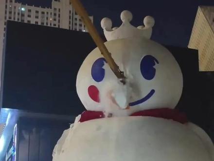 哈尔滨18米“雪王”连夜被拆,只因气温破0℃有倒塌风险。虽然可惜,但安全第一,我们明年冬天见!#哈尔滨 #雪王 #雪雕拆除 #哈尔滨旅游 #蜜雪冰城