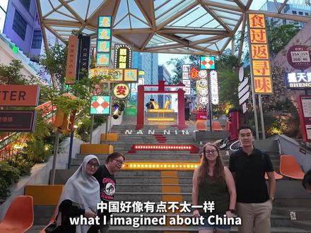 外国朋友第一次来中国旅游,居然选南宁,凭什么?后劲真的太大了。欢迎收看《带外国朋友玩南宁》的第四期(也是近期的最后一期)。
其实一开始,我也没想到,真的会有外国粉丝因为关注了我,专门飞二十多个小时来到南宁。毕竟在很多外国人的印象里, 中国最出名的城市,永远是北京、上海、重庆、西安。而南宁 好像很少会出现在那些“中国必去城市”的名单里。
爱上南宁,可能是第一次吃老友粉、螺蛳粉时的味蕾震撼,可能是埌西夜市凌晨还热闹的人间烟火,也可能只是邕江边一阵很舒服的晚风,南宁没有那种特别强烈的“游客感”,它不像有些城市,每天都在提醒你“这里是景点”。
相反,它更像一个真实生活着的地方。你会看到很多人在散步、吃夜宵、骑电动车、坐在路边聊天。节奏不快,但会让人很舒服。
因为世界提到中国的时候,总会先想到那些高速运转、灯光璀璨的大城市。但南宁代表的,可能是中国另外一种很珍贵的状态。没有那么卷,没有那么着急,但日子却过得很有滋味。
有些城市适合旅行,而有些城市,会让人开始想象“如果住在这里会怎么样”。 南宁可能就是后者。希望以后,会有越来越多的人,重新认识这座被低估的中国绿城。
#南宁 #南宁旅游