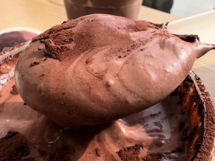 巧克力脑袋冲 喜茶苦巧新品大测评❗️ 买一送一的快乐必须分享给你们!!
这波苦巧稳赢
两款都比较浓郁 苦巧咸酪更更更纯更更可可一些 而且无茶底 别怕睡不着觉哈哈
说是苦巧 其实还好 一丢丢完全不影响喝感的可可小苦
但是咸酪也几乎中和掉了
放心喝 很好喝!
(如果是巧克力脑袋直接冲咸酪 如果初尝试 喝碎银子 总结完毕)
#喜茶#喜茶新品#巧克力控 #生巧#测评