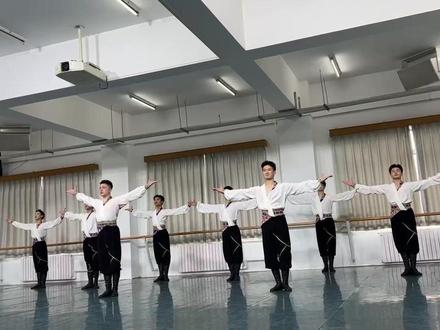维吾尔族组合气质与体态
感谢赵帅老师一学期的指导与教诲#维吾尔族舞蹈 #中央民族大学舞蹈学院