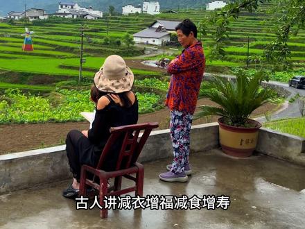 一定要少买不必要的东西,因为钱变成东西太容易了,要想东西再变成钱那就太难了。古人讲减衣增福,减食增寿,等家里没有什么杂物了,自然就干净整洁了,你看着也舒服,钱也自然而然的攒下来了。#乡村 #乡愁记忆 #故乡的原风景 @美年达 #美年达欢笑一口上线