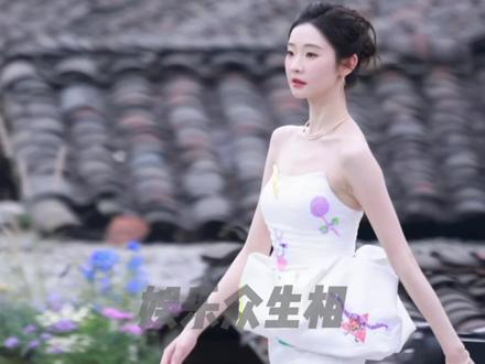 #张艺凡 白色涂鸦抹胸裙造型走红毯 好美