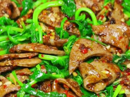 今天用新鲜的豌豆尖炒猪肝,你们说炒了好多秒钟?#豌豆尖炒猪肝#厨波波江湖菜