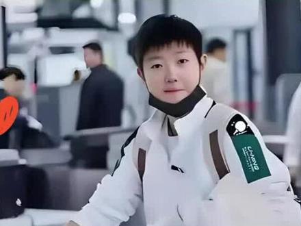 在机场的匆匆一瞥,是青春的剪影。伤情虽扰,骨头无恙,是坚持的赞歌。✨ 持续关注,为梦想加油!#孙颖莎 #坚持的力量