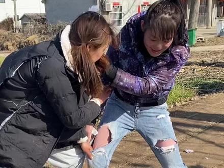 粉丝老问我们拍视频会不会笑场,给你们看看幕后最真实的一幕@老纪的日常 @川妹子在江苏 #拍戏现场幕后花絮 #花絮更精彩 #最佳搭档配合默契 #搞笑视频纯属娱乐开心就好