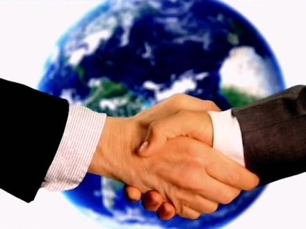 斩获2.64亿边境大单优必选领跑全球人形机器人 当特斯拉Optimus仍在产能泥潭中调整,国内人形机器人龙头优必选已率先交出两份重量级答卷:斥资16.65亿元收购A股精密制造企业锋龙股份,同时柳州工厂第1000台Walker S2正式下线,全年工业机器人产能突破千台级,2026年更是剑指万台规模。叠加此前斩获的越南边境2.64亿元"机器人哨兵"订单,优必选通过"产业链整合+产能突破+场景落地"的组合拳,不仅勾勒出"机器人+零部件"的全产业链蓝图,更标志着中国人形机器人从技术验证迈入规模化商用的关键转折。IDC最新预测显示,2025年中国商用人形机器人出货量约5000台,到2030年将激增至近6万台,年复合增长率超95%,优必选的系列动作无疑踩准了行业爆发的关键节点。#科技 #机器人 #人形机器人 #人工智能 #上热门🔥