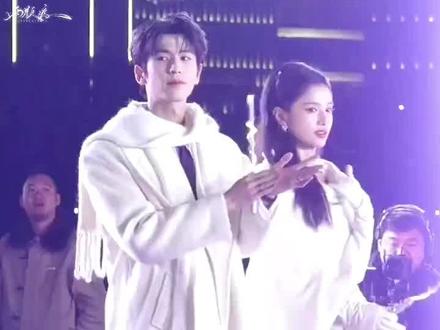 其实合作过呀,《他从火光中走来》里的南初和林启,可惜我不接受be或oe,所以没看完。
但帅哥美女就要多多同框养眼睛👀
#绝配 #同框 #张凌赫张婧仪 #张凌赫张婧仪同框