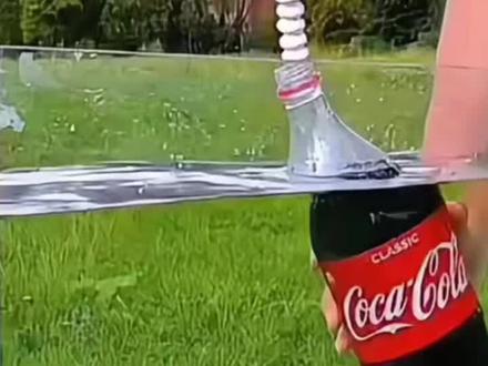 ✨可乐的威力有多可怕!😱 瓶身瞬间膨胀太震撼,气泡疯狂涌出超解压👇 你敢试这个实验吗?