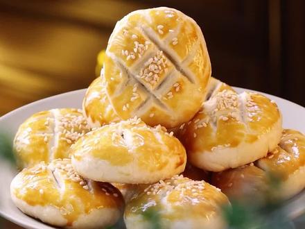 层层酥皮,点点酸甜,一口沦陷的菠萝酥#菠萝酥饼 #菠萝 #中式糕点#美食教程@DOU+小助手 @DOU+上热门