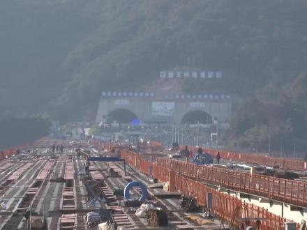 杭金衢高速至杭绍台高速联络线工程姜梅尖隧道左线贯通