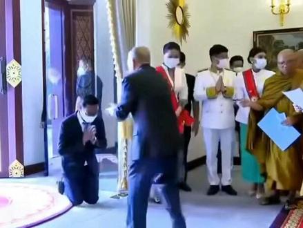 柬埔寨国王西哈莫尼会见柬埔寨法宗派僧王布格里和客人。