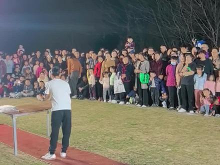 #杂技卖药酒 #卖药酒治百病
没想到在南京还能看到小时候在老家的卖药酒套路。瘸断小鸡腿儿,敷上药酒后活蹦乱跳,好在卖药酒。