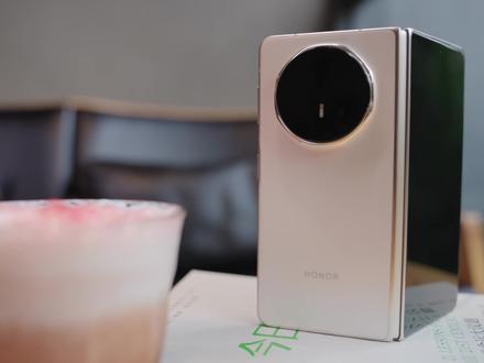 荣耀Magic V6:折叠大满贯 最强生产力 当 8.75mm 厚度、219g重量、6850mAh电量这样数字出现在一台折叠屏手机上,本来就已经够震撼。硬件拉满的同时,软件上针对效率的优化更是首屈一指。
应用三分屏体验非常丝滑流畅,YOYO 会议参谋比会议 APP 记得还要细,还有荣耀独家的跨品牌互传,甚至还能与 MacBook 一碰即传,生产力也将是折叠屏的天花板。
或许在整个 2026 年,荣耀Magic V6 也将会是你能买到的最佳折叠屏。#如何评价荣耀MagicV6