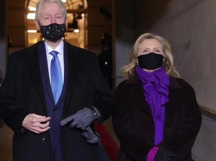 美国前总统克林顿早就出现在了爱泼斯坦案的文件里。美国国会最近加大压力,要求他和夫人希拉里到听证会作证,否则就是藐视国会。但两人的团队和国会谈判了五个多月,一是认为因为政治因素受到了不公平的对待,二是希望听证会公开举行而不是闭门举行。但在压力之下,他们最后同意出席闭门听证。
在1月30日最新披露的300万份爱泼斯坦文件中,还出现了马斯克、比尔·盖茨、谷歌联合创始人布林等人的照片和邮件记录。特朗普的夫人梅拉尼娅也在其中。更详细情况请看财新报道。#爱泼斯坦案