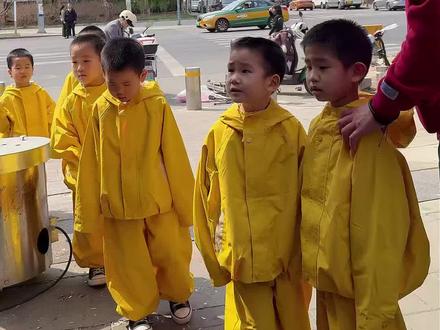 今日份葫芦妈下达的任务:菜市场“寻找鹅蛋”,7个儿子各自发挥聪明才智在菜市场的各个角落里找到鹅蛋~葫芦爸开心包圆!#七个葫芦娃#全职奶爸#萌娃#亲子日记#日常生活记录