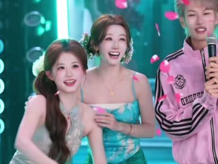 陈伯跑王老师直播间给小繁当舔狗去了 果然直播间也承认了自己是高级舔狗#花小龙 #王老师 #陈伯全能王 #陈伯百万二创激励计划