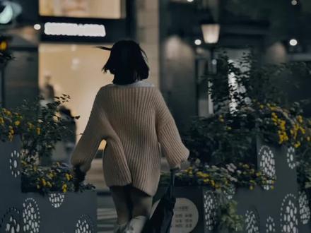 任何人付出到了一定的程度就两个字:必走。
我从不相信有人能无条件的付出。
当一个人付出到一定程度却没得到同等回应时必然会走,
而且走的极其坚决,
绝不会有半分回头。
你信吗?