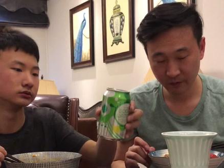 咱小时候的规矩其实很多,先把最重要的交给孩子,其它的慢慢来。#家教家风 #家庭搞笑