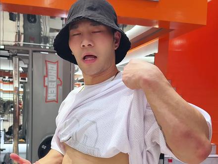 适应各种身材,没肌肉大肚腩都能穿的4开门冰氧棒球服,日常运动休闲上班通勤多场合,带来冰感凉感新体验,空气垫肩设计视觉效果延长肩线,自然显宽#ootd穿搭 #男生穿搭 #夏季穿搭 #短袖T恤