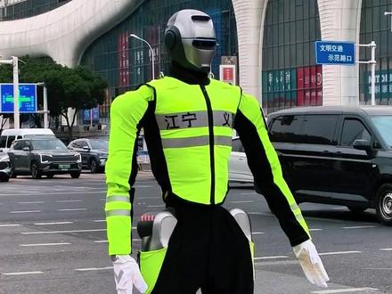 智能机器人亮相南京江宁指挥交通!