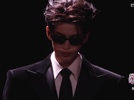 张凌赫进行曲来喽~太权威了,建每一帧都反复观看,谁说是哞哞叫了(不管怎么叫都好听🥰#张凌赫#跨年演唱会 #舞台现场 #男神降临#湖南卫视