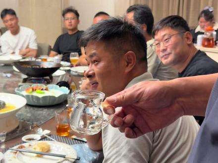 弘扬一下丰县酒文化之领酒!五个一:一壶满酒、一腔热情、一饮而尽、一口菜不吃、一脸微笑。黄河两岸喝不过丰县,绝非浪得虚名。#酒文化 #战友 #丰县