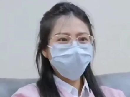 #上热门 #热门 #魏姐姐聊抑郁 心疼魏姐姐,请你们不要骂她了,他很好。你们不要伤害她了,她是一位普通人也是一位医生。她也没有做什么你们为什么要骂她,她们也是人啊。那些骂魏魏的人你们想过吗?她会难受的她的家里人也会难受的,魏姐姐抱抱你