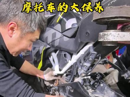 #摩托车维修 #工匠精神 #春风250sr #摩托车链条 这就是修理工的日常!骑机车的朋友们,一定要注意日常的检查维护,它本身就比汽车危险,及时的排除隐患,避免机械故障导致的摔车风险!